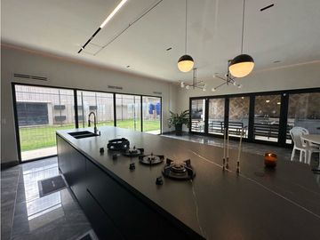 HERMOSA CASA MODERNA  DE DOS NIVELES CERCA DEL MAR. Pto Colombia