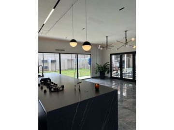 HERMOSA CASA MODERNA  DE DOS NIVELES CERCA DEL MAR. Pto Colombia