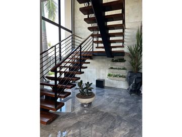 HERMOSA CASA MODERNA  DE DOS NIVELES CERCA DEL MAR. Pto Colombia