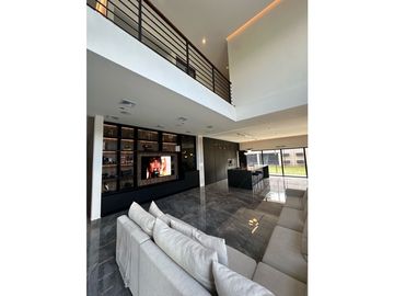 HERMOSA CASA MODERNA  DE DOS NIVELES CERCA DEL MAR. Pto Colombia
