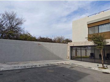 Hermosa Casa en  Venta con terreno excedente en Gévora Residencial, Apodaca N. L.