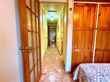 Casa en Venta en Casa con Gran Terreno en Barrio Seguro y Residencial, Metro San Joaquin, Macul