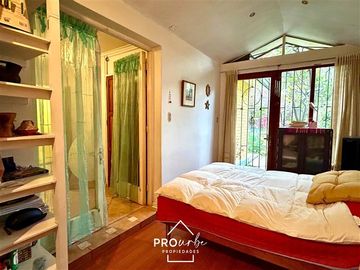 Casa en Venta en Casa con Gran Terreno en Barrio Seguro y Residencial, Metro San Joaquin, Macul