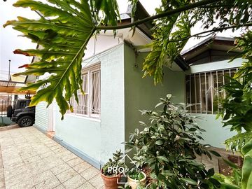 Casa en Venta en Casa con Gran Terreno en Barrio Seguro y Residencial, Metro San Joaquin, Macul