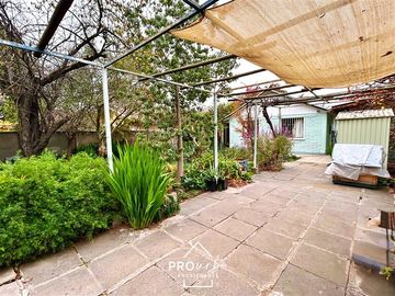 Casa en Venta en Casa con Gran Terreno en Barrio Seguro y Residencial, Metro San Joaquin, Macul