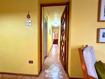 Casa en Venta en Casa con Gran Terreno en Barrio Seguro y Residencial, Metro San Joaquin, Macul