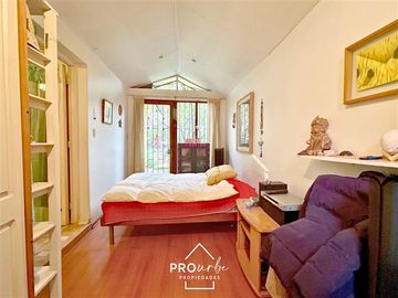 Casa en Venta en Casa con Gran Terreno en Barrio Seguro y Residencial, Metro San Joaquin, Macul