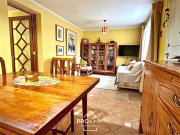 Casa en Venta en Casa con Gran Terreno en Barrio Seguro y Residencial, Metro San Joaquin, Macul