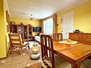 Casa en Venta en Casa con Gran Terreno en Barrio Seguro y Residencial, Metro San Joaquin, Macul