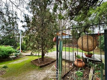 Casa en Venta en Casa con Gran Terreno en Barrio Seguro y Residencial, Metro San Joaquin, Macul