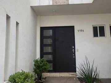Casa en venta en Cumbres Providencia Frente a Parque