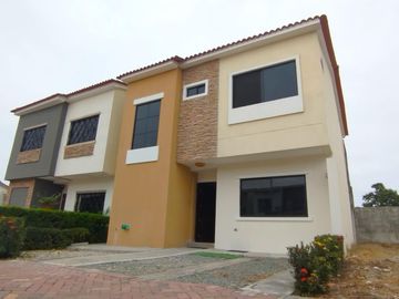 Venta Casa 3 dormitorios con estudio y family room Km 19 Vía a la Costa