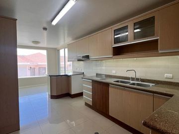 En venta casa amplia en Cumbayá