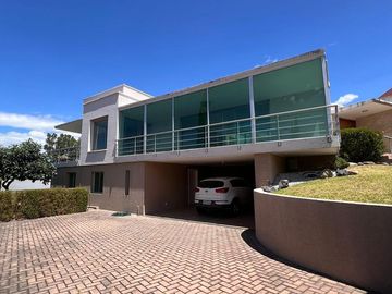 En venta casa amplia en Cumbayá