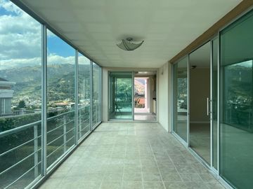 En venta casa amplia en Cumbayá