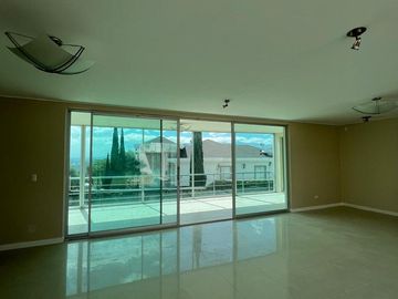 En venta casa amplia en Cumbayá