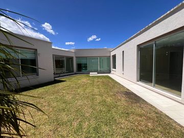 En venta casa amplia en Cumbayá