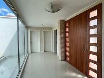En venta casa amplia en Cumbayá