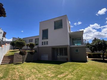 En venta casa amplia en Cumbayá