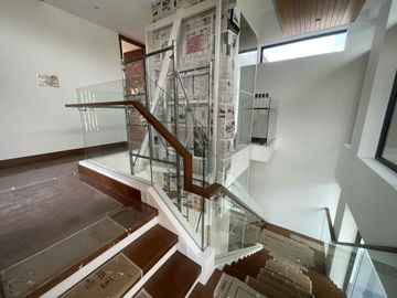 Massive QC Mansion with Private Pool, Rooftop, Elevator & 5BR - Gio