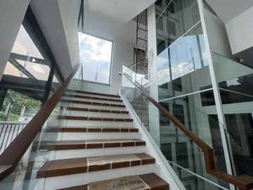 Massive QC Mansion with Private Pool, Rooftop, Elevator & 5BR - Gio