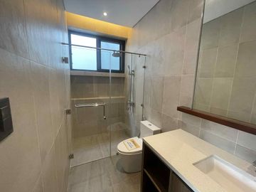 Massive QC Mansion with Private Pool, Rooftop, Elevator & 5BR - Gio