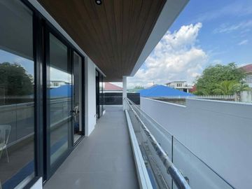 Massive QC Mansion with Private Pool, Rooftop, Elevator & 5BR - Gio