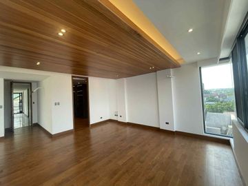 Massive QC Mansion with Private Pool, Rooftop, Elevator & 5BR - Gio