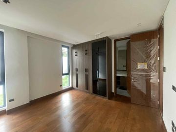 Massive QC Mansion with Private Pool, Rooftop, Elevator & 5BR - Gio