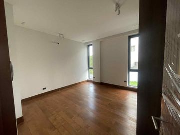 Massive QC Mansion with Private Pool, Rooftop, Elevator & 5BR - Gio