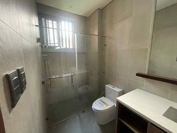 Massive QC Mansion with Private Pool, Rooftop, Elevator & 5BR - Gio