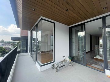 Massive QC Mansion with Private Pool, Rooftop, Elevator & 5BR - Gio