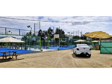 Venta de sitio de 29.375 m2., loteo dividido en 5 parcelas, con 4 canchas de Padel, en Quillota.