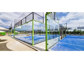 Venta de sitio de 29.375 m2., loteo dividido en 5 parcelas, con 4 canchas de Padel, en Quillota.