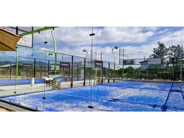 Venta de sitio de 29.375 m2., loteo dividido en 5 parcelas, con 4 canchas de Padel, en Quillota.