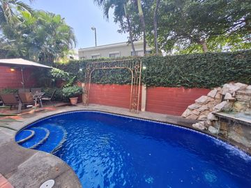 Casa en venta de 4 dormitorios, Urb. Terranova, sector UEES, Vía Samborondón