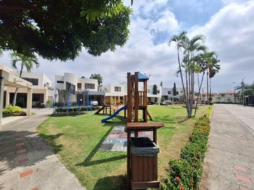 Casa en venta de 4 dormitorios, Urb. Terranova, sector UEES, Vía Samborondón