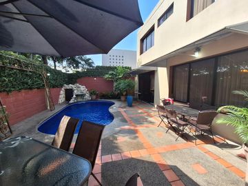 Casa en venta de 4 dormitorios, Urb. Terranova, sector UEES, Vía Samborondón