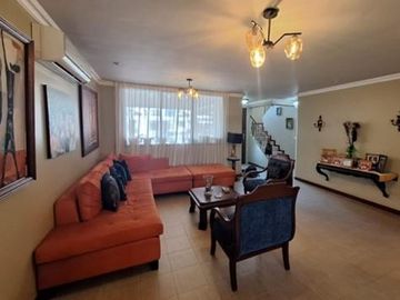 Casa en venta de 4 dormitorios, Urb. Terranova, sector UEES, Vía Samborondón