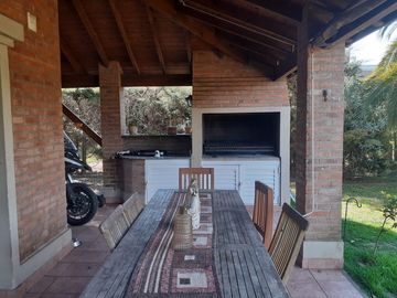 Casa en alquiler con muebles  en barrio La Casualidad, Pilar
