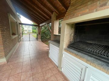 Casa en alquiler con muebles  en barrio La Casualidad, Pilar