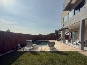 Casa de 6 ambientes en venta en Lagos de Canning.