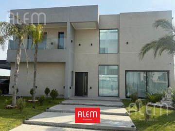 Casa de 6 ambientes en venta en Lagos de Canning.
