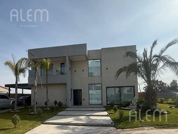 Casa de 6 ambientes en venta en Lagos de Canning.
