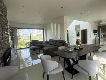 Casa de 6 ambientes en venta en Lagos de Canning.