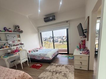 Casa de 6 ambientes en venta en Lagos de Canning.