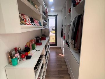 Casa de 6 ambientes en venta en Lagos de Canning.
