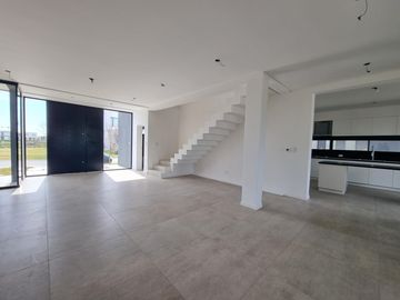 NORDELTA - Excelente casa de diseño moderno y funcional en venta a estrenar en Carpinchos
