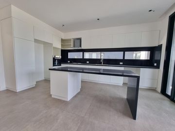 NORDELTA - Excelente casa de diseño moderno y funcional en venta a estrenar en Carpinchos