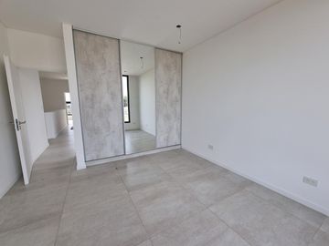 NORDELTA - Excelente casa de diseño moderno y funcional en venta a estrenar en Carpinchos